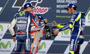 Jorge Lorenzo y Valentino Rossi brindan en el podio tras lograr el segundo y tercer puesto respectivamente.
