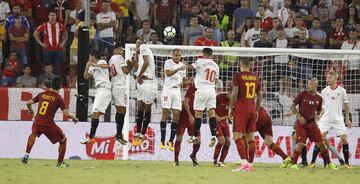 Lanzamiento de falta de Perotti.
