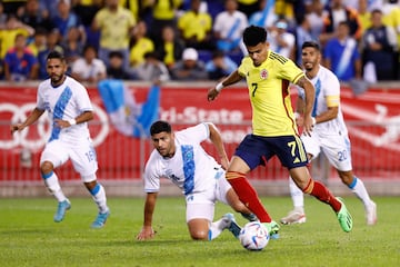 Colombia�s Luis Diaz (2R) shoots in between players during the international friendly football match between Colombia and Guatemala at Red Bull Arena in Harrison, New Jersey, on September 24, 2022. (Photo by Andres Kudacki / AFP)