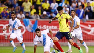 Colombia�s Luis Diaz (2R) shoots in between players during the international friendly football match between Colombia and Guatemala at Red Bull Arena in Harrison, New Jersey, on September 24, 2022. (Photo by Andres Kudacki / AFP)