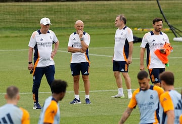 Carlo Ancelotti con Antonio Pintus, preparador físico; Luis Llopis, prepardor de porteros y Davide Ancelotti, segundo entrenador.