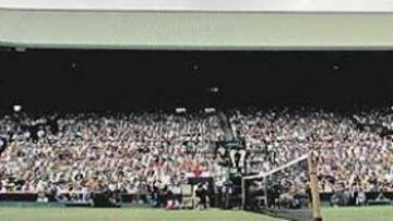 <b>NUBARRONES. </b>La lluvia obligó a parar los partidos varias veces y provocó que el de Nadal tuviera que suspenderse ante la larga duración del Bjorkman-Stepanek.