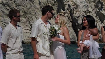 Laura Enever y Jake Smith durante su boda en un barco en Italia.