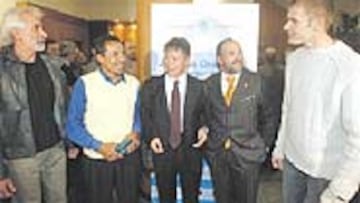 <b>REPÓKER.</b> Wielicki, Hong Hill, Wang Yong, Oiarzabal e Iñurrategui.