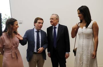 Florentino Pérez con el alcalde, José Luis Martínez Almeida, Begoña Villacís, vicealcaldesa y la concejal de culutra, turismo y deportes, Andrea Levy.