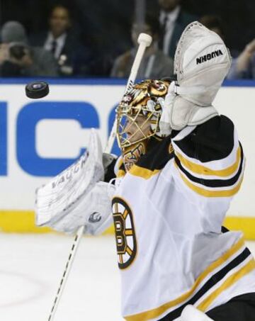 Parada de Tuukka Rask, portero de los Boston Bruins.