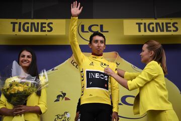 Egan Bernal se convirtió en el tercer colombiano de toda la historia en vestir el Mailot amarillo. Emotivo momento del nacido en Zipaquirá. 