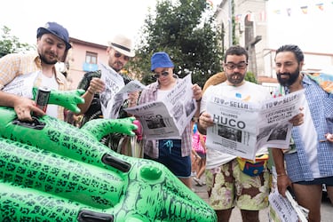 Periodicos en inflables. Un grupo de amigos celebran la fiesta del 'Las Piragües' en Ribadesella.