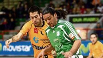 Betao, con el balón ante Fabián.