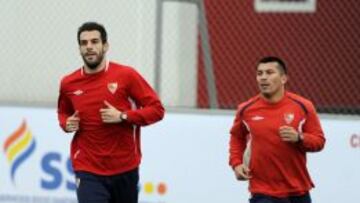 &Aacute;lvaro Negredo se ejercita junto a Medel.