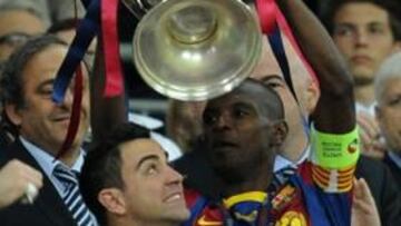 Eric Abidal celebró con la Copa