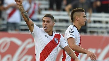 Juan Fernando Quintero y Rafael Santos Borré durante un partido con River Plate.