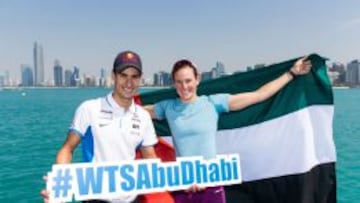 Mario Mola y Katie Zafares, con el escenario de Abu Dabi de fondo.