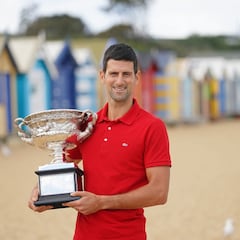 Novak Djokovic posa con su noveno Open de Australia