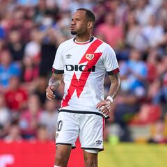 Bebé completa la plantilla sobre la campana