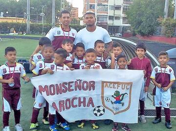 Otra más de sus convivencias con niños amantes del fútbol. Esta con integrantes de la Asociación Civil Escuela de Fútbol de la Universidad de Carabobo (Acefuc)