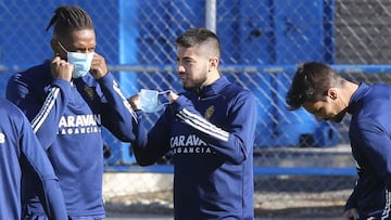 Papu, poniéndose la mascarrilla junto a sus compañeros en un entrenamiento del Real Zaragoza.