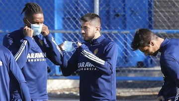 Papu, poni&eacute;ndose la mascarrilla junto a sus compa&ntilde;eros en un entrenamiento del Real Zaragoza.