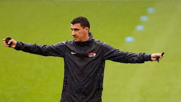 BILBAO, 02/10/2024.- El entrenador del AZ Alkmaar, Maarten Martens, supervisa el entrenamiento que el conjunto neerlandés ha celebrado este miércoles en el estadio de San Mamés para preparar el encuentro de Liga Europa del próximo jueves contra al Athletic de Bilbao en la capital vizcaína. EFE/ Miguel Toña