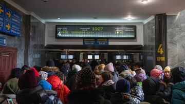 Varias personas hacen cola para ir a la and&eacute;n donde est&aacute; el tren hacia Polonia, en la estaci&oacute;n de tren de Lviv, a 2 de marzo de 2022, en Lviv (Ucrania). M&aacute;s de 2.000 civiles ucranianos han muerto desde el comienzo de la invasi&