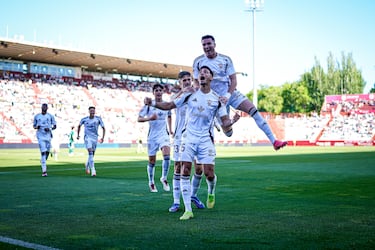 No se jugaba nada el Albacete, pero dio una alegría a su afición en el partido que cerraba la temporada en el Carlos Belmonte. Nabil, en su faceta de lateral, fue decisivo con un gol, aprovechándose de un rechace en el segundo palo.