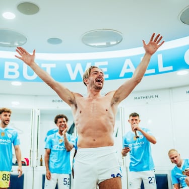 Jack celebrando el título en el vestuario del Manchester City