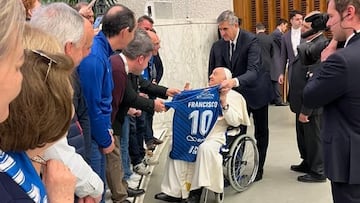 El Papa Francisco recibe al Yugo UD Socu¨¦llamos por su centenario