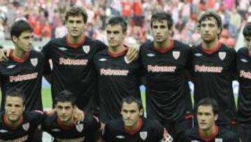 <b>CLÁSICO. </b>Los futbolistas del Athletic forman según los cánones.