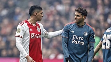 Edson Álvarez y Santiago Giménez en un partido de la Eredivisie.