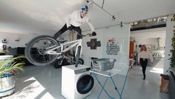 Fabio Wibmer realizando un tail whip sobre la lavadora en su casa para el vídeo viral de MTB Home Office grabado durante el confinamiento por coronavirus.