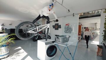 Fabio Wibmer realizando un tail whip sobre la lavadora en su casa para el v&iacute;deo viral de MTB Home Office grabado durante el confinamiento por coronavirus. 