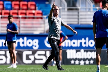 Joseba Etxeberria, en un entrenamiento del Eibar.