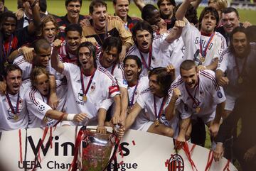 Ganó su Champions League en 2003 tras ganar a la Juventus en la Final que se jugó en Manchester.