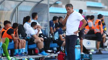 Futbol, Deportes Iquique vs Deportes Antofagasta.
Liguilla de ascenso 2023.
El director tecnico de Deportes Iquique Miguel Ponce, da instrucciones a sus jugadores durante el partido de vuelta contra Deportes Antofagasta por la liguilla de promocion a primera division realizado en el estadio Tierra de Campeones de Iquique, Chile.
26/11/2023
Alex Diaz/Photosport
Soccer, Sports Iquique vs Sports Antofagasta.
Promotion league 2023.
The technical director of Deportes Iquique, Miguel Ponce, gives instructions to his players during the second leg match against Deportes Antofagasta for the promotion league to the first division held at the Tierra de Campeones stadium in Iquique, Chile.
26/11/2023
Alex Diaz/Photosport