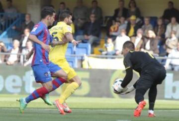 Musacchio, Ruben García, Sergio Asenjo durante el partido de la trigésima tercera jornada de liga de Primera División disputado esta tarde en el estadio de El Madrigal. 
