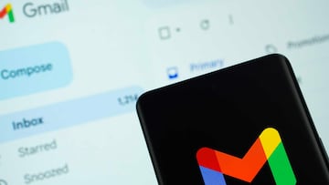 Persona navegando en su correo electrónico de Google