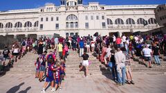 Aficionados esperan cola en la entrada del Estadi Olímpic de Montjuic. El FC Barcelona y Totthenham Hotspur juegan la LVIII edición del Trofeo Joan Gamper.