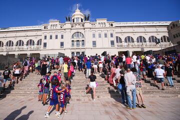 Aficionados esperan cola en la entrada del Estadi Olímpic de Montjuic. El FC Barcelona y Totthenham Hotspur juegan la LVIII edición del Trofeo Joan Gamper.