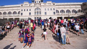 Aficionados esperan cola en la entrada del Estadi Olímpic de Montjuic. El FC Barcelona y Totthenham Hotspur juegan la LVIII edición del Trofeo Joan Gamper.