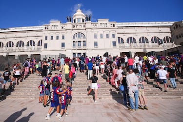 Aficionados esperan cola en la entrada del Estadi Olímpic de Montjuic. El FC Barcelona y Totthenham Hotspur juegan la LVIII edición del Trofeo Joan Gamper.