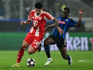 Bayern Munich's Colombian forward #14 Luis Diaz fights for the ball with Atalanta's Ghanaian forward #07 Kamal-Deen Sulemana during the UEFA Champions League last 16, first leg football match between Atalanta and Bayern Munich at the Gewiss stadium in Bergamo, on March 10, 2026. (Photo by Marco BERTORELLO / AFP)