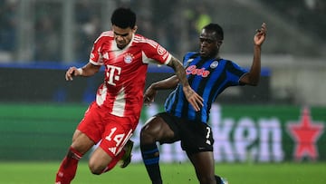 Bayern Munich's Colombian forward #14 Luis Diaz fights for the ball with Atalanta's Ghanaian forward #07 Kamal-Deen Sulemana during the UEFA Champions League last 16, first leg football match between Atalanta and Bayern Munich at the Gewiss stadium in Bergamo, on March 10, 2026. (Photo by Marco BERTORELLO / AFP)