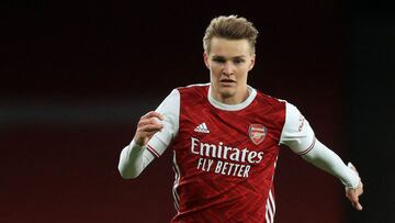 (FILES) In this file photo taken on April 03, 2021 Arsenal&#039;s Norwegian midfielder Martin Odegaard runs with the ball during the English Premier League football match between Arsenal and Liverpool at the Emirates Stadium in London on April 3, 2021. - 