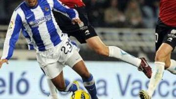 <b>INCISIVO. </b>Vela cae ante Satrustegui y Puñal. El mexicano fue de lo más detacado del ataque de la Real en el empate de anoche.