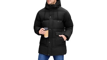 El abrigo largo para hombre que corta el viento, repele el agua y protege con su capucha térmica 