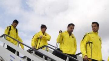 <b>LLEGARON TARDE Y HELADOS. </b>Villa, Messi, Xavi, Busquets y Pedro a la llegada a Donetsk, que les recibió con seis grados.