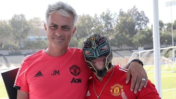 El día que el exestratega del Manchester United conoció al luchador Rey Mysterio, o viceversa.