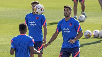 MAJADAHONDA, 27/08/2021.- El delantero uruguayo del Atl&eacute;tico de Madrid Luis Su&aacute;rez (d), durante el entrenamiento realizado este viernes en la Ciudad Deportiva Wanda de Majadahonda, donde el equipo prepara el partido de la tercera jornada de 