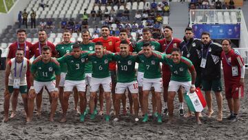 AMDEP6140. SAN SALVADOR (EL SALVADOR), 02/07/2023.- Jugadores de México posan hoy, en un partido de la ronda preliminar de fútbol playa entre México y Colombia durante los Juegos Centroamericanos y del Caribe en San Salvador (El Salvador). EFE/ Miguel Lemus
