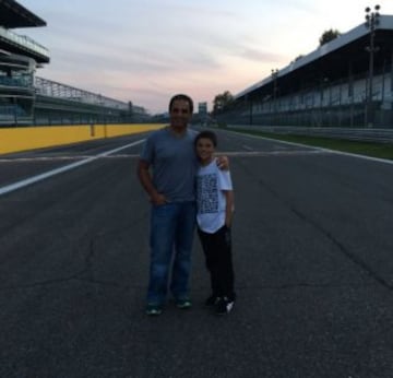 Junto a su hijo Sebastián en el mítico circuito de Monza.  